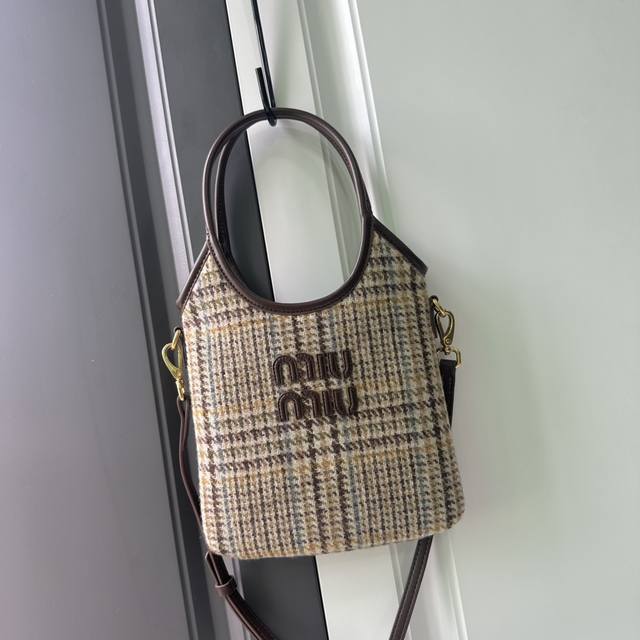 Miumiu 5Ba281:Miu新品千乌格mini购物袋，采用全新羊毛面料搭配高级平纹小牛皮，大胆创新的设计完美诠释了 Miu不拘一格，潇酒随意包容的人生态度