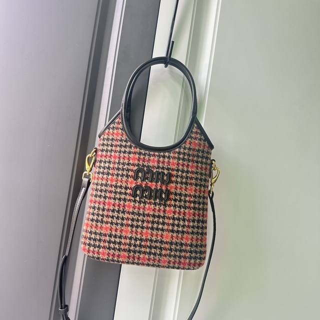 Miumiu 5Ba281:Miu新品千乌格mini购物袋，采用全新羊毛面料搭配高级平纹小牛皮，大胆创新的设计完美诠释了 Miu不拘一格，潇酒随意包容的人生态度