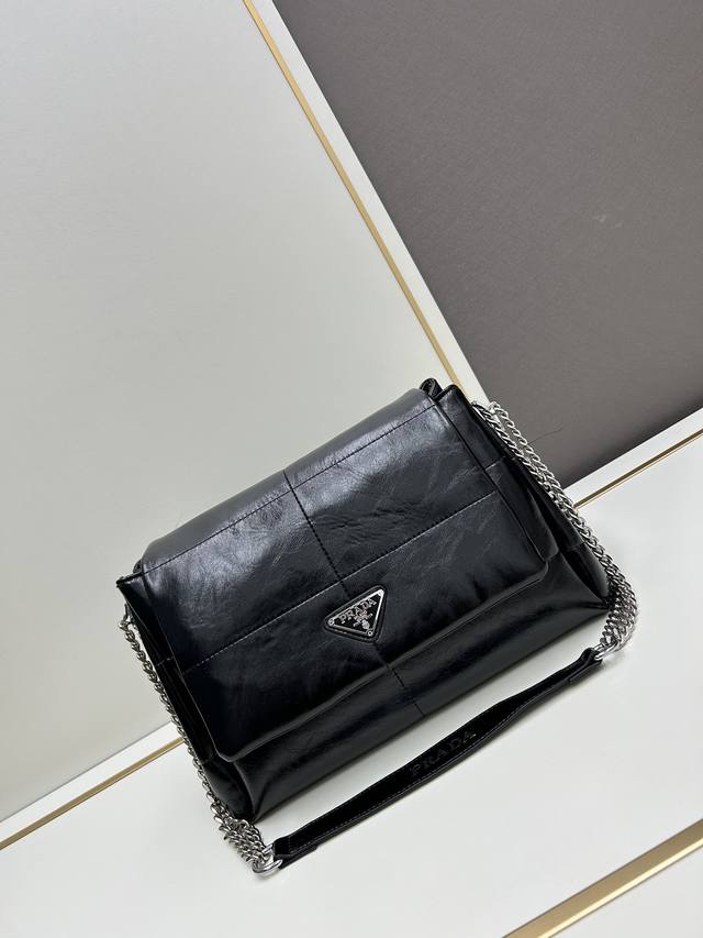 配盒子普拉达酷到心巴上！凭实力圈粉的prada流浪包 真的很让人着迷 黑银配色经典三角标 慵懒休闲太好背了 集美貌与实力于一身 Prada流浪包 #中古包vin