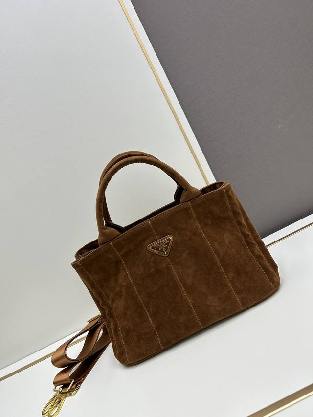 Prada新款 福气从这一枚三角标开始 大家常说时尚是个轮回，但普拉达prada的翻盖包和三角标却在这场轮回里常看常新。 新年的新包自然也是首选经典款，简洁实用