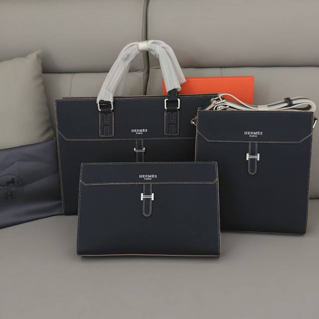 爆款来袭，精致公文包选用由再生聚酯纤维头层牛皮和棉质纱线制成的面料打造，装饰专属标识图案丝印，搭配品牌徽标。可斜背，或使用可调式标志性条纹网纹纯棉 织带携带。