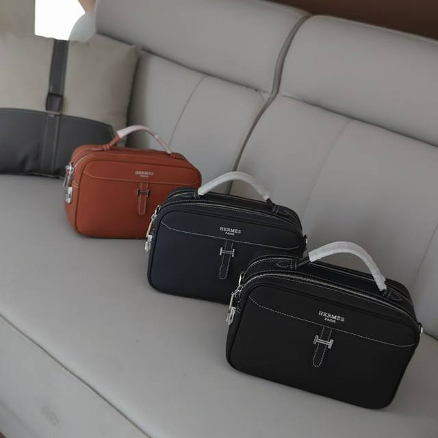 爆款来袭，精致斜背包选用由再生聚酯纤维和棉质纱线制成的面料打造，装饰专属标识图案丝印，搭配品牌徽标。可斜背，或使用可调式标志性条纹网纹纯棉 织带携带。 尺寸：2