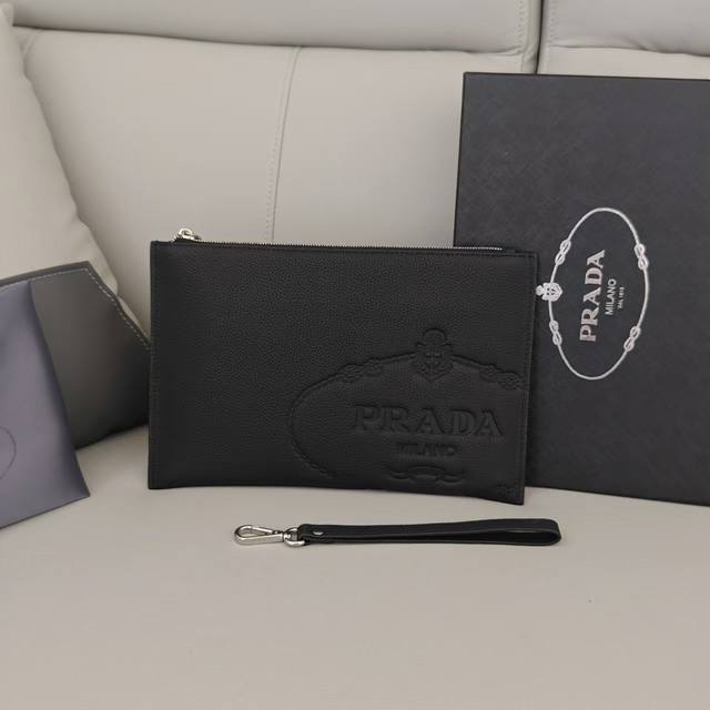 爆款来袭，精致手拿包选用由再生聚酯纤维和棉质纱线制成的面料打造，装饰专属标识图案五金压印，搭配品牌徽标 尺寸：28*18*0.5Cm 1个袋口拉链开合 拉链开合