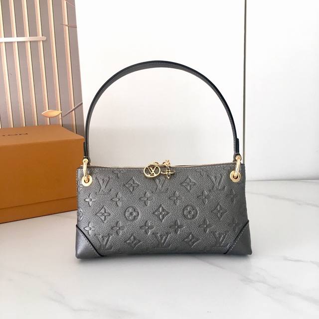 顶级原单m12174 腋下包 麻将包这款 Pochette Sèvres 属于 Lv 滑雪系列，准备在“闪亮的”枪金属色调中闪耀。它采用标志性的 Monogra