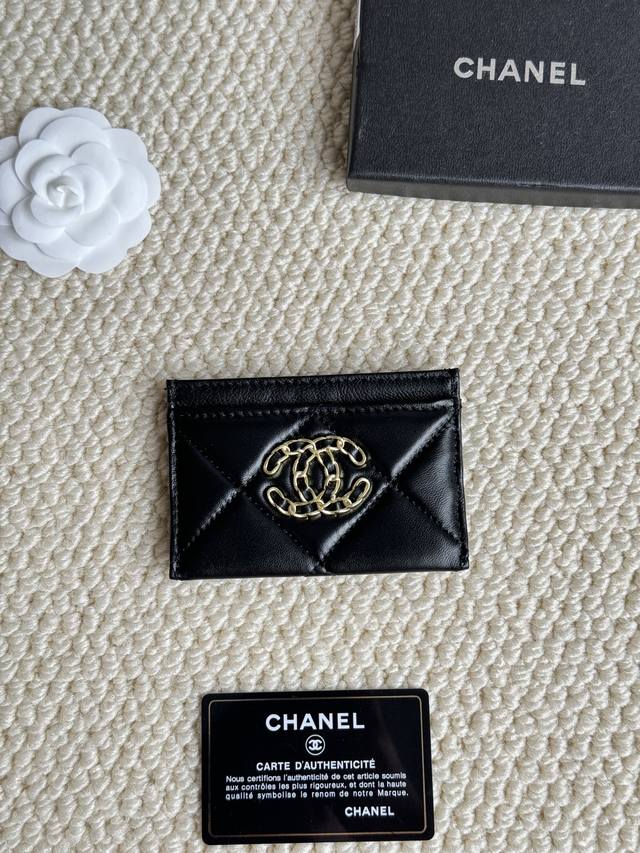 Chanel 经典羊皮卡包 香奈儿专柜新款卡包 款号:A P1167 尺寸:7.5 × 11.2 × 0.5 Cm 做工精细 品质高端 Chanel 经典羊皮卡包 香奈儿专柜新款卡包 款号:A P1167 尺寸:7.5 × 11.2 × 0.5 Cm 做工精细 品质高端