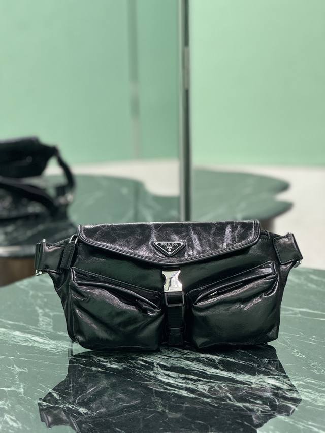 顶级原单,男士油蜡皮胸包 这款单肩包采用进口油腊皮。彰显现代魅力, 可调式油腊皮肩带与侧面插扣,翻盖包口和侧面插扣,2个拉链外袋,背面拉链口袋。一包三用。单肩 顶级原单,男士油蜡皮胸包 这款单肩包采用进口油腊皮。彰显现代魅力, 可调式油腊皮肩带与侧面插扣,翻盖包口和侧面插扣,2个拉链外袋,背面拉链口袋。一包三用。单肩