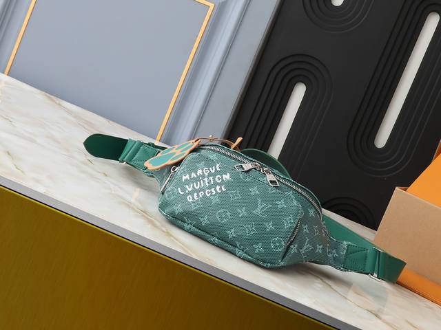 升级原版 M12867 M47058 M25227 本款 Rush 腰包取材 Monogram Heritage 帆布，以 Pharrell Williams