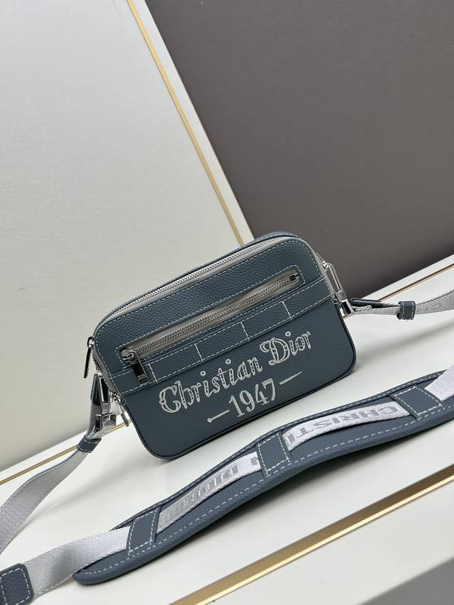 配盒子 Ready Stock 现货 Dior 灰色相机粒面牛皮 Ready Stock 现货 Dior 灰色相机粒面牛皮革 Safari 信使包版型精巧 ,是 配盒子 Ready Stock 现货 Dior 灰色相机粒面牛皮 Ready Stock 现货 Dior 灰色相机粒面牛皮革 Safari 信使包版型精巧 ,是