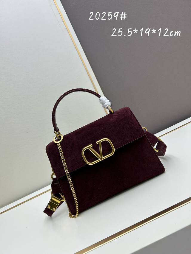 Valentino 全新磨砂皮 手袋,以簡約大方的立体外观搭配哑光v Logo,可手拎,背带长度可调节,想怎么背就怎么背!任您挑选,风格造型随意换!多位女神同款 Valentino 全新磨砂皮 手袋,以簡約大方的立体外观搭配哑光v Logo,可手拎,背带长度可调节,想怎么背就怎么背!任您挑选,风格造型随意换!多位女神同款