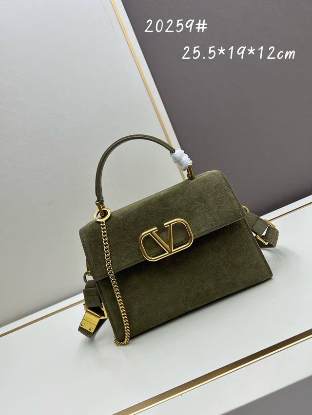 Valentino 全新磨砂皮 手袋，以簡約大方的立体外观搭配哑光v Logo，可手拎，背带长度可调节，想怎么背就怎么背！任您挑选，风格造型随意换！多位女神同款