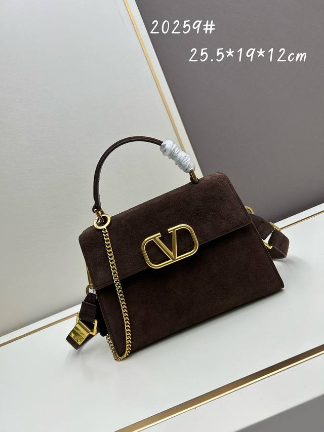 Valentino 全新磨砂皮 手袋,以簡約大方的立体外观搭配哑光v Logo,可手拎,背带长度可调节,想怎么背就怎么背!任您挑选,风格造型随意换!多位女神同款 Valentino 全新磨砂皮 手袋,以簡約大方的立体外观搭配哑光v Logo,可手拎,背带长度可调节,想怎么背就怎么背!任您挑选,风格造型随意换!多位女神同款