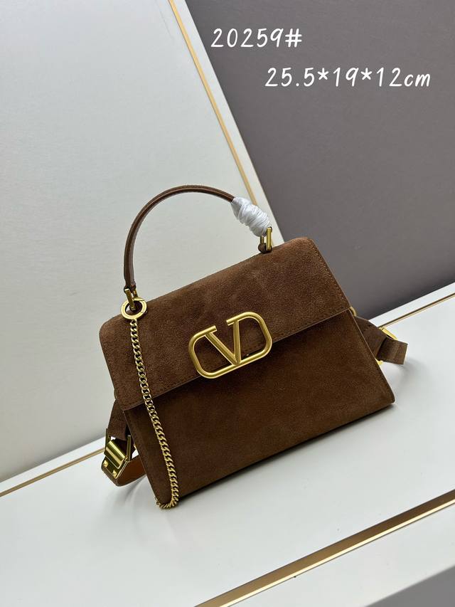 Valentino 全新磨砂皮 手袋，以簡約大方的立体外观搭配哑光v Logo，可手拎，背带长度可调节，想怎么背就怎么背！任您挑选，风格造型随意换！多位女神同款