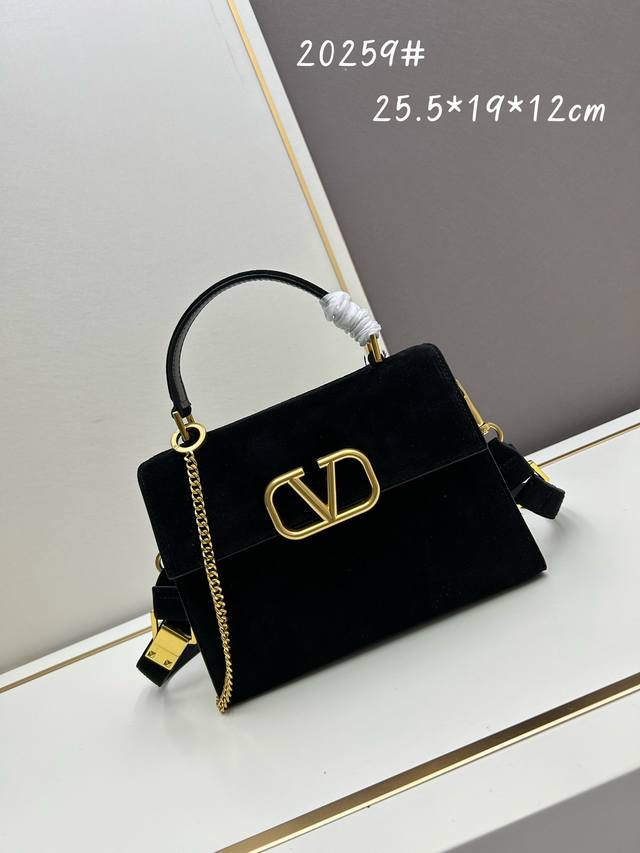 Valentino 全新磨砂皮 手袋,以簡約大方的立体外观搭配哑光v Logo,可手拎,背带长度可调节,想怎么背就怎么背!任您挑选,风格造型随意换!多位女神同款 Valentino 全新磨砂皮 手袋,以簡約大方的立体外观搭配哑光v Logo,可手拎,背带长度可调节,想怎么背就怎么背!任您挑选,风格造型随意换!多位女神同款