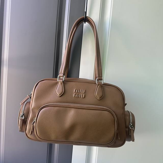 Miumiu 中古机车包 型号：5Bb159 Miu 24Ss 春夏焦点非miu莫属 慵懒不鞍 自由洒脱风格 延续上一季的休闲舒适装扮是不羁的“叛逆少女”包包采