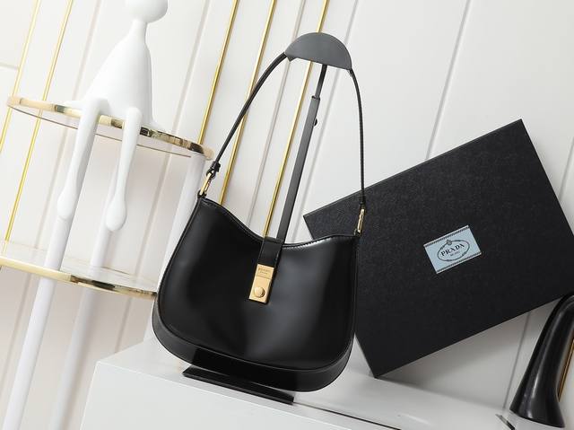 顶级原单新款腋下包锁扣款到货啦这款cheo单肩包采用进口亮面牛皮，可手提可肩背。正面配锁头开合。焕发精致魅力。异形的包型设计，又酷又时尚，容量足够用轻便能装，太