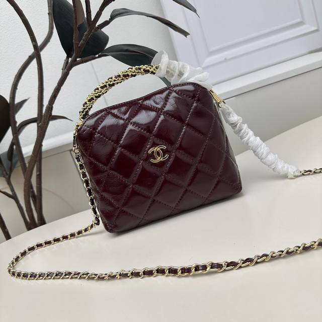 香奈儿 Chanel 24A 手柄饭盒包 这只手柄小饭盒包绝对是隐藏爆款,黑色荔枝 纹牛皮，复古做旧金五金，惊喜可拆卸链条了名，又轻又可爱又能装，可放下好几部手