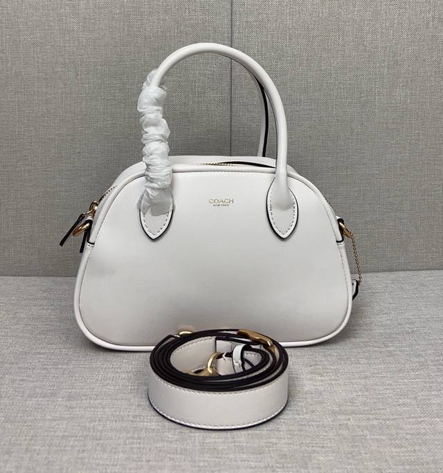 Coach蔻驰专柜1941棒球手套bowling Bag馒头包手提包斜挎包。新款保龄球包 Cu863 黑色有现货其他颜色过两天有。尺寸23.15.9，