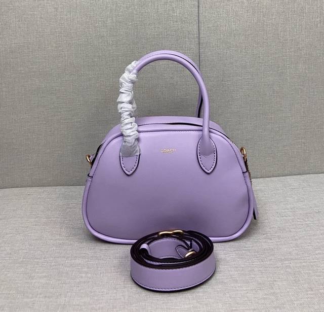 Coach蔻驰专柜1941棒球手套bowling Bag馒头包手提包斜挎包。新款保龄球包 Cu863 黑色有现货其他颜色过两天有。尺寸23.15.9，