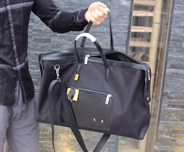 Fendi 芬迪 0381-1 这款旅行包型做的超级好、容量大、短途旅行的最佳选择。前袋用的是原版皮，袋身都是定做的进口防水料，五金配套，与专柜同步。赶快砸单过