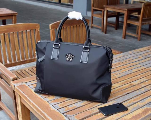 原单布包媲美专柜不起毛 范思哲 型号0 -1#年专柜抢先发售。上手无可挑剔。霸气点专柜内里，精致的做工，进出专柜无压力。规格：41X31X13Cm