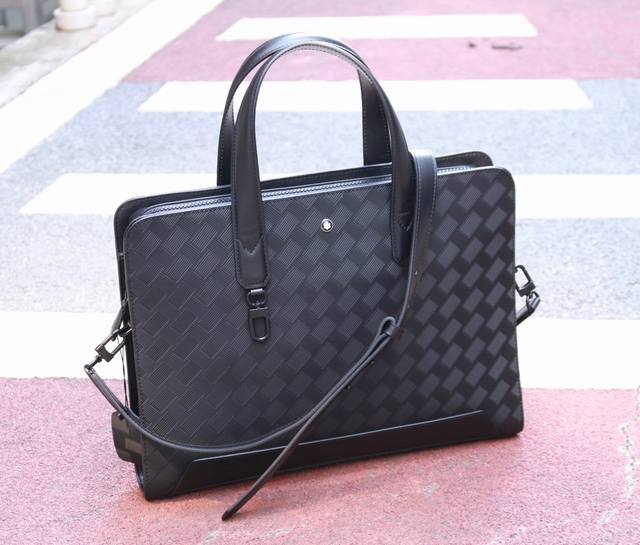 顶级原单，万宝龙montblanc公文包，风尚3.0系列超薄公文包 经典黑 现代时尚手袋，专为现代都市人士设计，兼顾实用功能与耐用性能，压花全粒面牛皮饰有 风尚