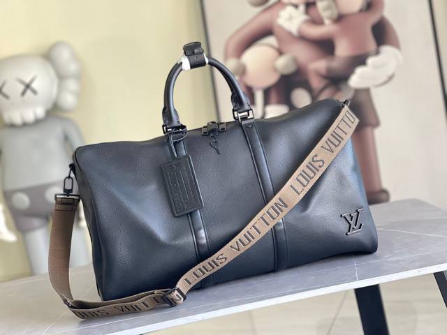 顶级原单 M21420 本款 Keepall Bandoulière 50 旅行袋为 Monogram Shadow 皮革铺陈全幅 Monogram 压纹，搭配