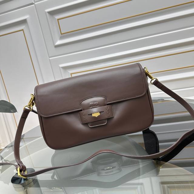 25新款mumu Penny 限定金币包 经典便士乐福鞋的灵感 兼具时尚与实用 设计细节也超级贴心哦！ 硬币隐藏磁性封扣 好看又固定包包 宽敞的隔层和附拉链口袋