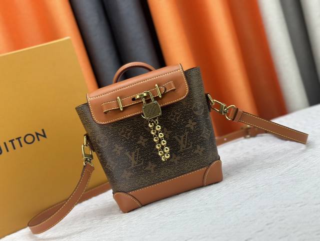 升级版型号： M11630 本款 Steamer 15 手袋令钱夹尺寸呈现 Steamer 手袋的潮流构型，再以顶部手柄、加固包角和底座延续传统元素，展现 Ph