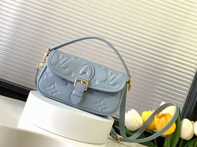 头层皮 顶级原单质量 M83300杏色 M83566 粉色 M83592 蓝色顶级原单 本款 Nano Diane 手袋浓缩 Diane 手袋的经典构型，为 M