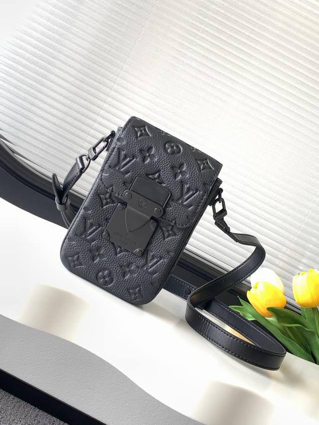 头层皮 顶级原单加强版 S-Lock Vertical Wearable 钱夹将标志性 Monogram 图案压印于雅致 Taurillon 皮革，再以磁扣开合