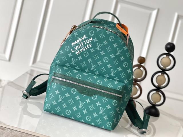 顶级原单变码芯片版 M12780绿色系列 本款discovery 小号为monogram 涂层帆布浸染大地色调,再醒目点缀标识和可拆卸名牌。设有宽敞前袋、内袋和 顶级原单变码芯片版 M12780绿色系列 本款discovery 小号为monogram 涂层帆布浸染大地色调,再醒目点缀标识和可拆卸名牌。设有宽敞前袋、内袋和