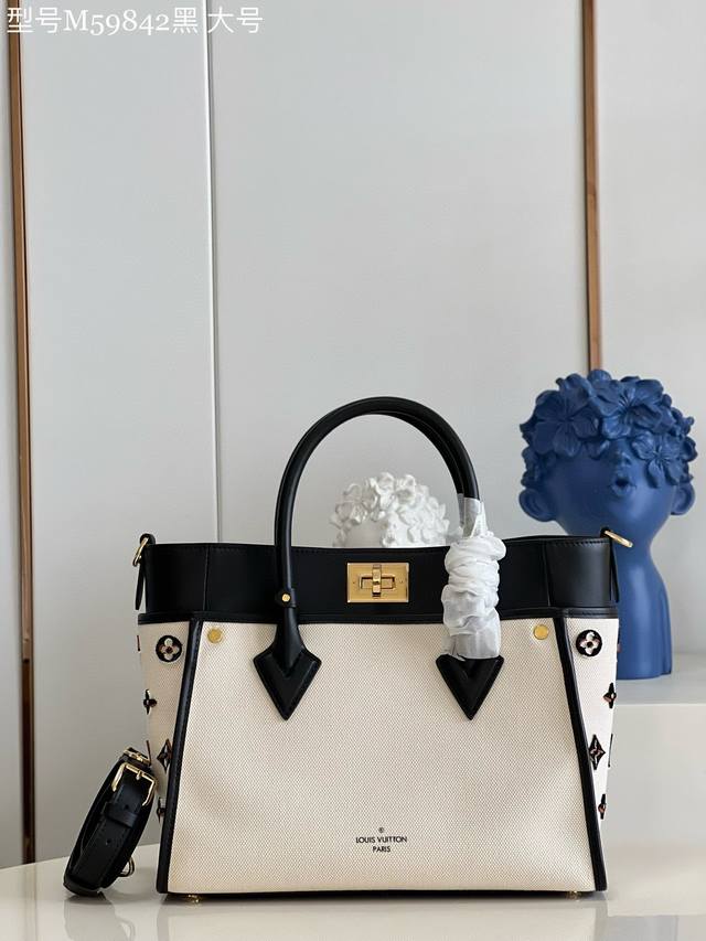 头层皮 顶级原单独家实拍m59842黑 本款 On My Side 中号手袋融合细腻帆布、光滑皮革饰边和顶部手柄，演绎优雅夏日格调。Monogram 花卉簇绒衬