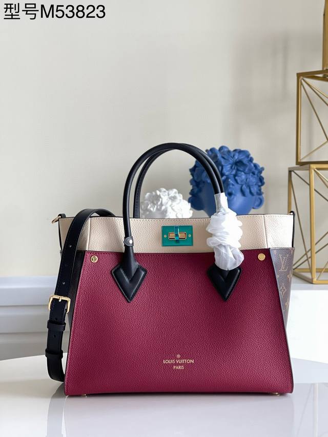 头层皮 顶级原单独家实拍m53823枣红 On My Side 手袋优雅拼接细粒面小牛皮与经典 Monogram 帆布，再以撞色帆布剪裁出大号外袋，为一只手袋创