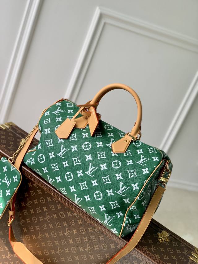 钢五金 顶级原单m24417深绿 本款 Speedy P9 Bandoulière 40 Monogram Leather 手袋为柔软粒面牛皮革包裹羊皮革内衬，