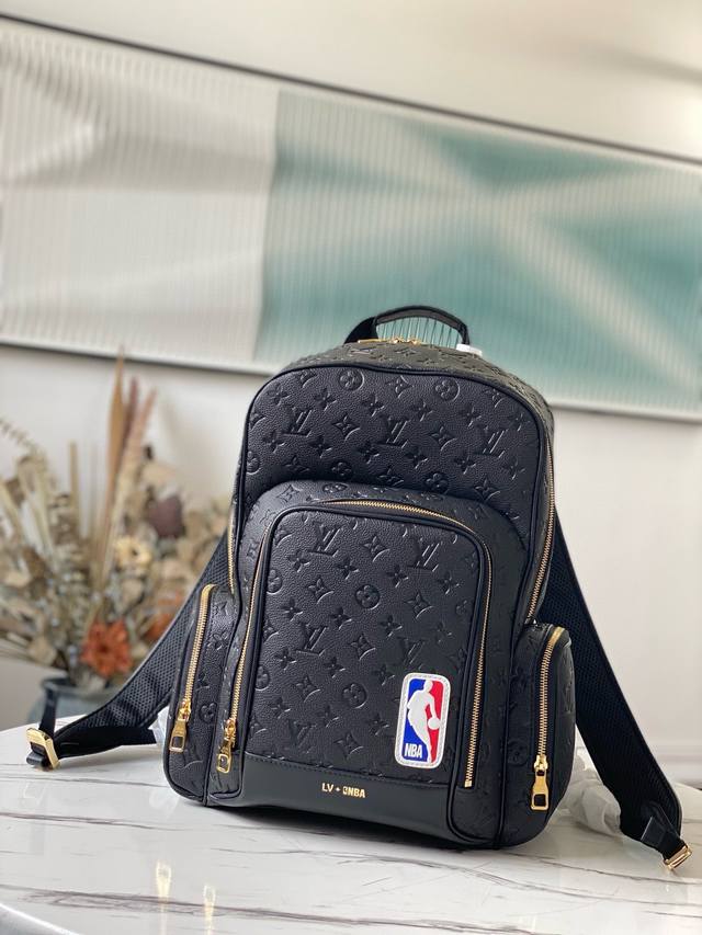 头层皮 顶级原单 M57972 Basketball 双肩包以 Monogram 压纹粒面皮革巧妙临摹篮球纹理，点缀 Nba 标识，设有便捷外袋和内贴袋，全面阐