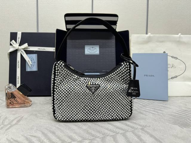 白色钻hobo2000年1Ne515闪钻，白色钻最美最闪的水钻hobo进口钻网 亮闪闪的外表 夜灯下blingbling的效果非常吸睛 回头率特高拿到哪里都会被