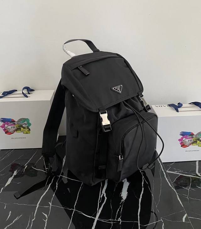 新品首发顶级原单品质秋冬男士新款双肩包2Vz135 正面三角形搪瓷铭牌标志 进口原厂降落伞布料 采用进口设备+原版五金配件 可调式尼龙肩带 翻盖带扣合和内部抽绳 新品首发顶级原单品质秋冬男士新款双肩包2Vz135 正面三角形搪瓷铭牌标志 进口原厂降落伞布料 采用进口设备+原版五金配件 可调式尼龙肩带 翻盖带扣合和内部抽绳