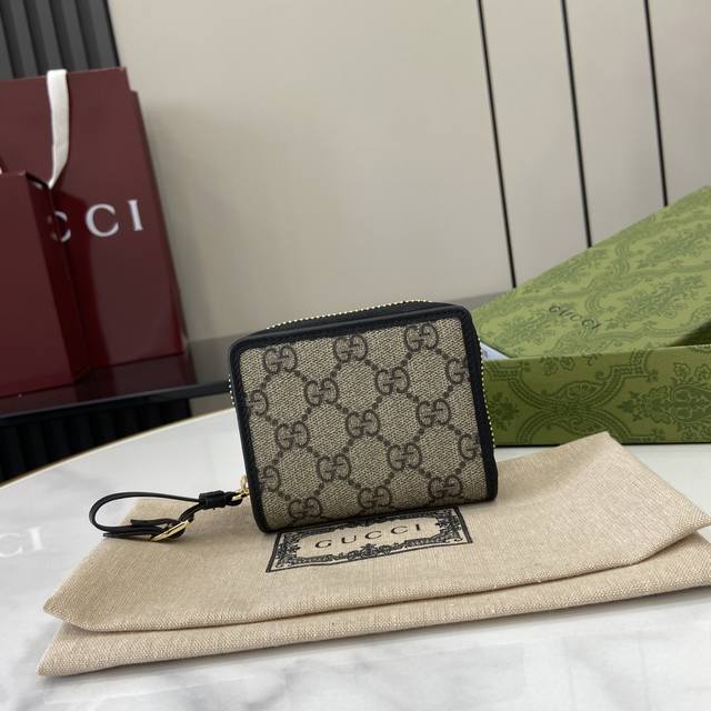 配全套原厂绿盒包装 新款 Gg Emblem系列饰包带卡片夹 Gg Emblem系列以创意设计和创新功能焕新诠释经典图案,匠心缔造未来数年的珍藏之选。这款米色和 配全套原厂绿盒包装 新款 Gg Emblem系列饰包带卡片夹 Gg Emblem系列以创意设计和创新功能焕新诠释经典图案,匠心缔造未来数年的珍藏之选。这款米色和