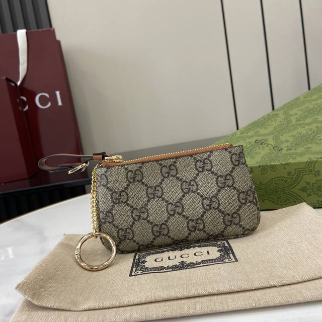 配全套原厂绿盒包装 新款 Gg Emblem系列饰包带卡片夹 Gg Emblem系列以创意设计和创新功能焕新诠释经典图案，匠心缔造未来数年的珍藏之选。这款米色和