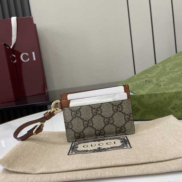 配全套原厂绿盒包装 新款 Gg Emblem系列饰包带卡片夹 Gg Emblem系列以创意设计和创新功能焕新诠释经典图案，匠心缔造未来数年的珍藏之选。这款米色和