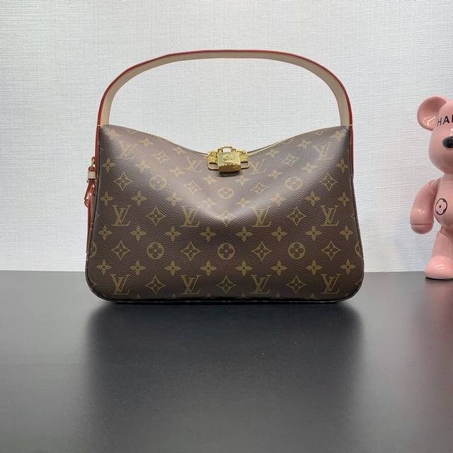 款号：M11952 本款 Slouchy 小号手袋采用路易威登经典 Monogram 帆布，以肩背手提两相宜的别致廓形驾驭商务办公或周末出游等各式场合。崭新挂锁