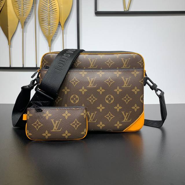 款号：M46694 带跳转芯片 本款 Trio 邮差包选用 Monogram Macassar 帆布，以撞色皮革强化简约而雅致的轮廓，设有主袋、可拆卸前袋和固定