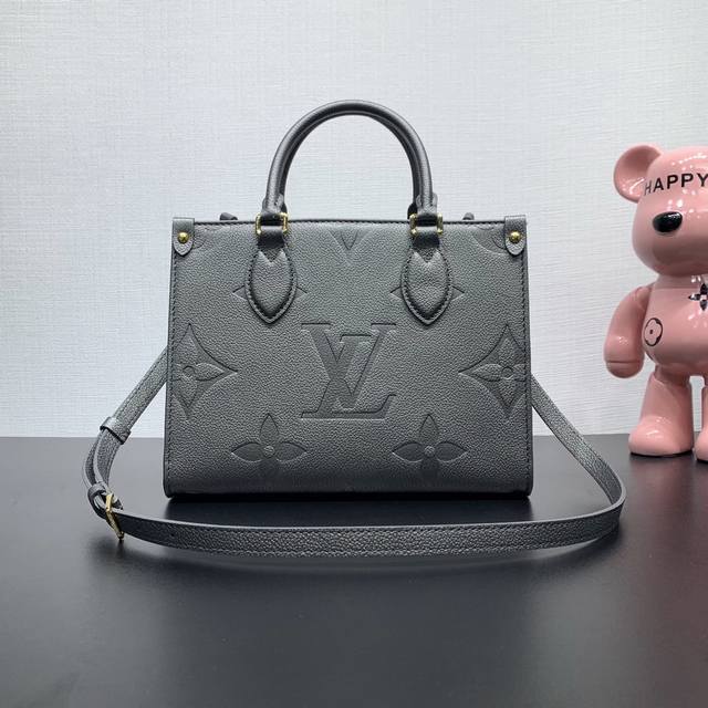 款号：M12886 本款 Onthego 小号手袋出自 Lv Ski 系列，以闪耀之姿点亮昼夜造型。Monogram Empreinte 皮革搭配莹泽金属件，可