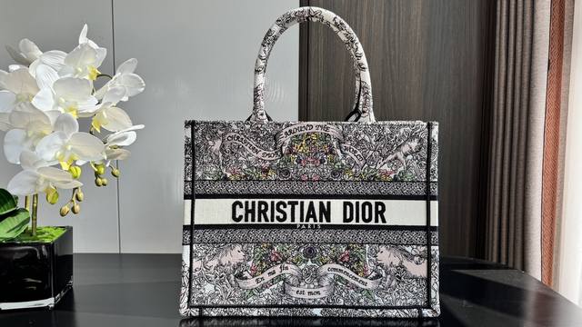 Book Tote 白图腾中号36Cm 这款 Book Tote 手袋由 Dior 女装创意总监玛丽亚 嘉茜娅 蔻丽 Maria Grazia Chiuri 设