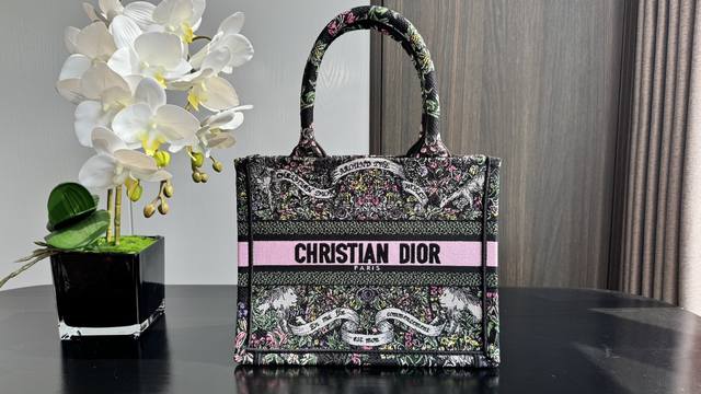 Book Tote 超小26Cm 这款 Book Tote 手袋由 Dior 女装创意总监玛丽亚 嘉茜娅 蔻丽 Maria Grazia Chiuri 设计，是