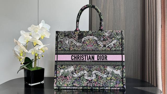 Book Tote 粉图腾大号42Cm 这款 Book Tote 手袋由 Dior 女装创意总监玛丽亚 嘉茜娅 蔻丽 Maria Grazia Chiuri 设 Book Tote 粉图腾大号42Cm 这款 Book Tote 手袋由 Dior 女装创意总监玛丽亚 嘉茜娅 蔻丽 Maria Grazia Chiuri 设