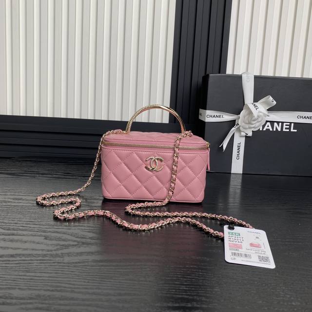 Chane124K 水钻手柄 化妆包 A4317 真的好看 一看到就爱上了手柄设计的太精致了 钻在闪闪发亮 令人心动不已 Woc以小巧的包身 独特的螺旋手柄与羊