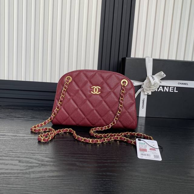 Chane124K 保龄球 As5138 荔枝纹小牛皮 计设简直美得过分 细腻的皮质 ~ 小巧的包身为其增添了奢华的气质 散发出高贵的光彩 金色的链条的搭配 更