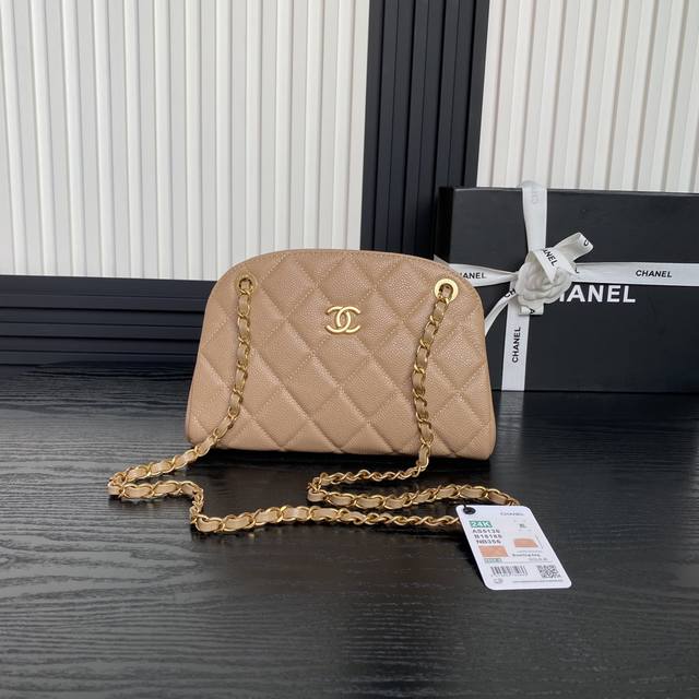Chane124K 保龄球 As5138 荔枝纹小牛皮 计设简直美得过分 细腻的皮质 ~ 小巧的包身为其增添了奢华的气质 散发出高贵的光彩 金色的链条的搭配 更
