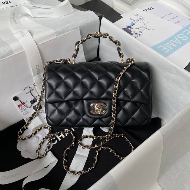 Chanel 23K新手柄cf Mini羊皮 As2431 小羊皮的光泽感和质感真的很赞 ，手柄装饰双c标志淡金扣超美，容量对我来说 ，日常出门是完全ok的，有